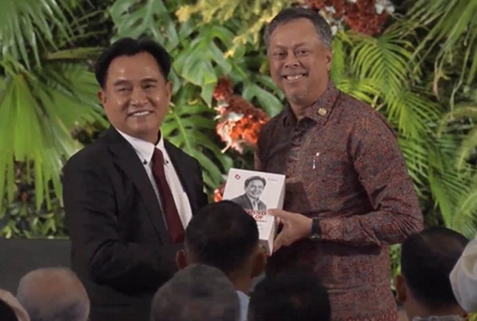  Menko Kumham Imipas Yusril Ihza Mahendra saat acara peluncuran delapan buku biografi pada peringatan ulang tahunnya yang ke-70 di Jakarta